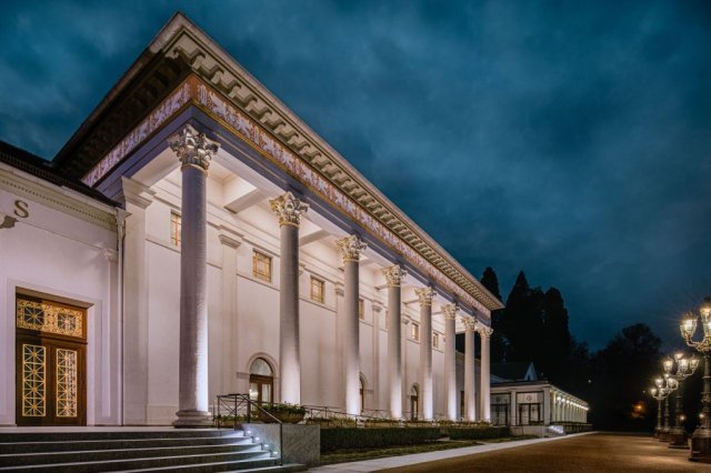 Kunstfotografie vom Kurhaus Baden-Baden während der blauen Stunde