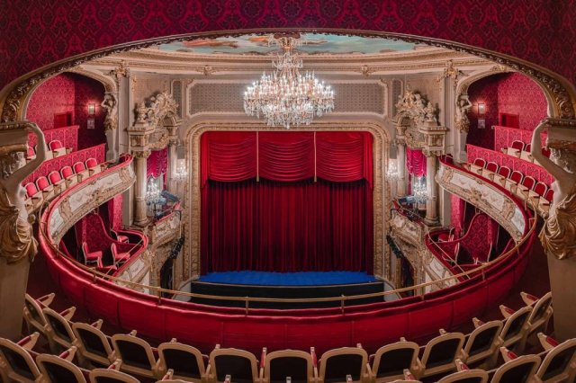 Blick auf die Bühne des Theater Baden-Badens vom dritten Rang.