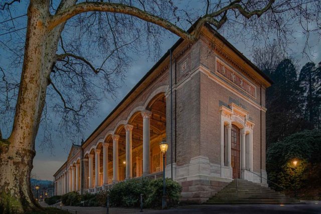 Kunstfotografie von der Trinkhalle Baden-Baden. Aufnahme zur blauen Stunde.