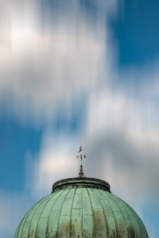 Endloser Himmel über der Kuppel