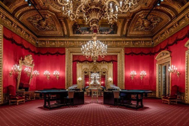 Symetrische Interieufotografie vom Roten Saal im Casino Baden-Baden mit Blick zum Salon Pompadeur.